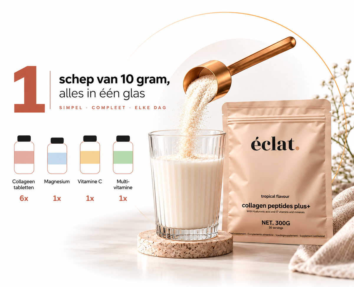 Eén schep Collageen Peptides Plus+ van 10 gram in een glas, naast de pot